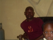 Big Joe: de jongste van de 2 huiseigenaars. Een kreupele man waar naar Ghanese normen heel goed wordt voor gezorgd.